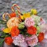 Мандаринка: пионовидные и кустовые розы, фрезии, лизиантус, мандарин и карамельки с доставкой в Санкт-Петербурге - Фотография 2