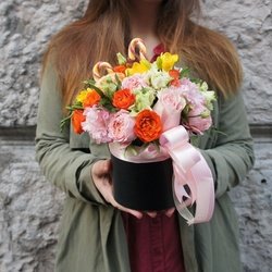 Букет «Мандаринка: пионовидные и кустовые розы, фрезии, лизиантус, мандарин и карамельки» Букет «Мандаринка: пионовидные и кустовые розы, фрезии, лизиантус, мандарин и карамельки»