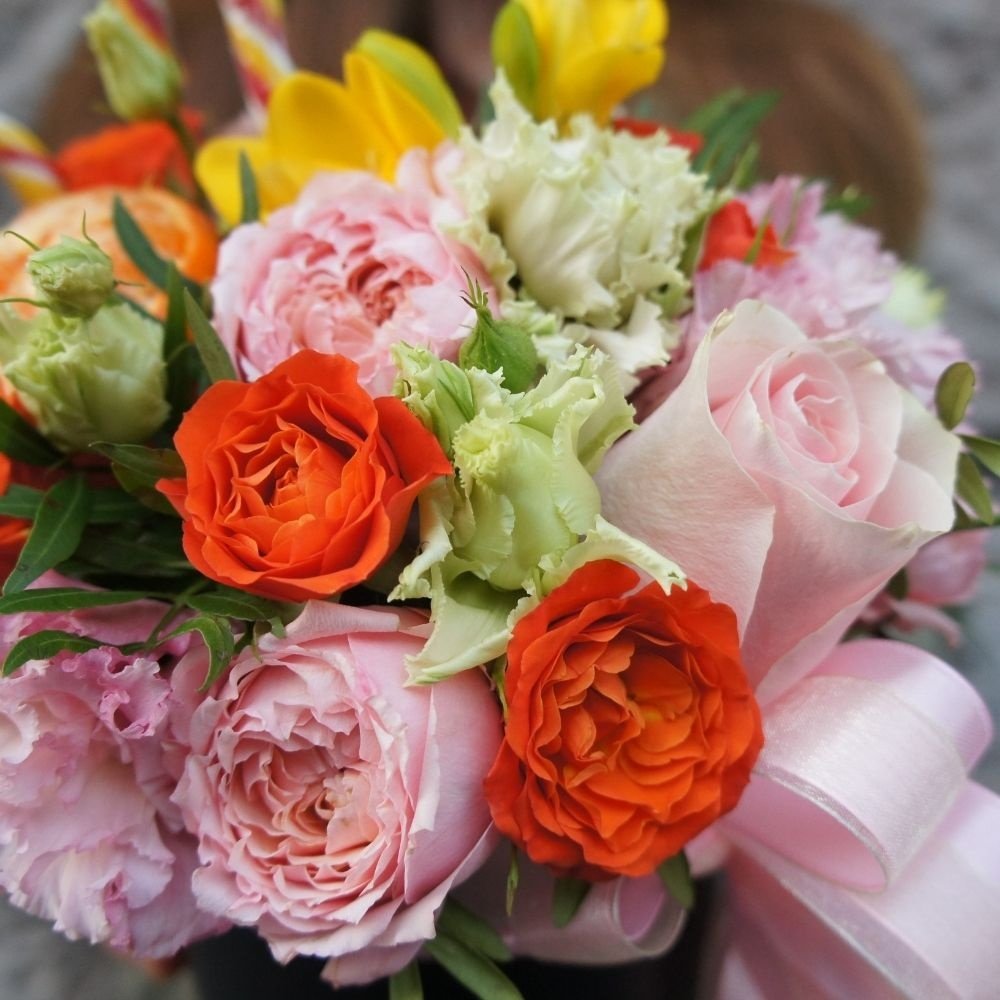 Мандаринка: пионовидные и кустовые розы, фрезии, лизиантус, мандарин и карамельки