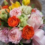 Мандаринка: пионовидные и кустовые розы, фрезии, лизиантус, мандарин и карамельки с доставкой в Санкт-Петербурге - Фотография 5