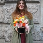 Мандаринка: пионовидные и кустовые розы, фрезии, лизиантус, мандарин и карамельки с доставкой в Санкт-Петербурге - Фотография 6