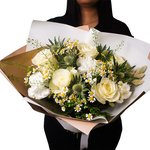 Ласка севера: ромашки, белые розы, колючки эрингиума, фалярис (колоски), гвоздики с доставкой по Санкт-Петербургу и Лен обл - Фотография 4