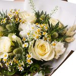 Ласка севера: ромашки, белые розы, колючки эрингиума, фалярис (колоски), гвоздики с доставкой по Санкт-Петербургу и Лен обл - Фотография 3