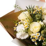 Ласка севера: ромашки, белые розы, колючки эрингиума, фалярис (колоски), гвоздики с доставкой по Санкт-Петербургу и Лен обл - Фотография 2