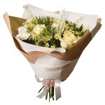 Ласка севера: ромашки, белые розы, колючки эрингиума, фалярис (колоски), гвоздики с доставкой по Санкт-Петербургу и Лен обл - Фотография 1