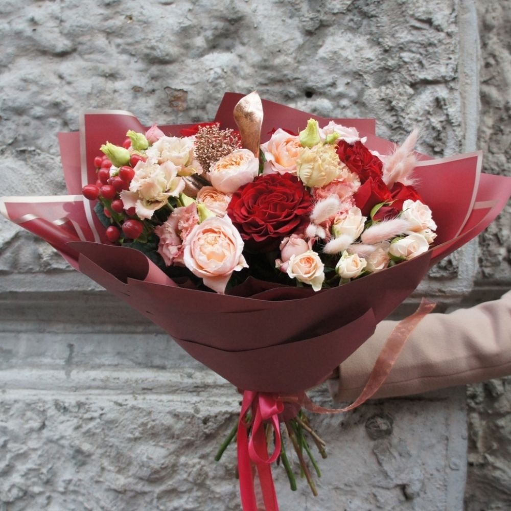 Сегодня можно: пионовидные розы, бронзовая скиммия, пушистый лагурус, нежная эустома