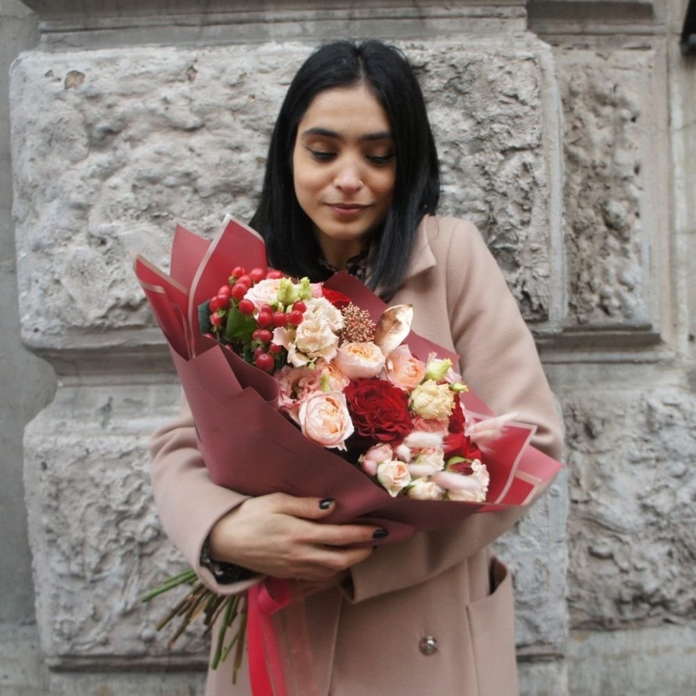 Сегодня можно: пионовидные розы, бронзовая скиммия, пушистый лагурус, нежная эустома