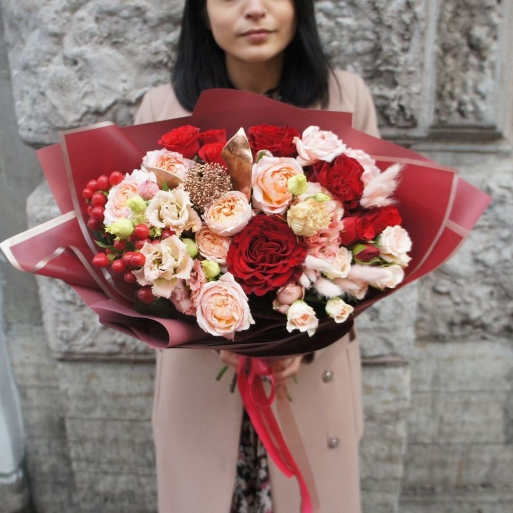 Сегодня можно: пионовидные розы, бронзовая скиммия, пушистый лагурус, нежная эустома