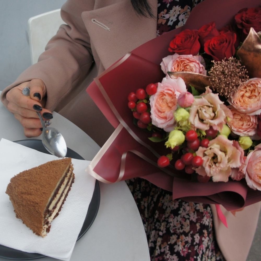 Сегодня можно: пионовидные розы, бронзовая скиммия, пушистый лагурус, нежная эустома