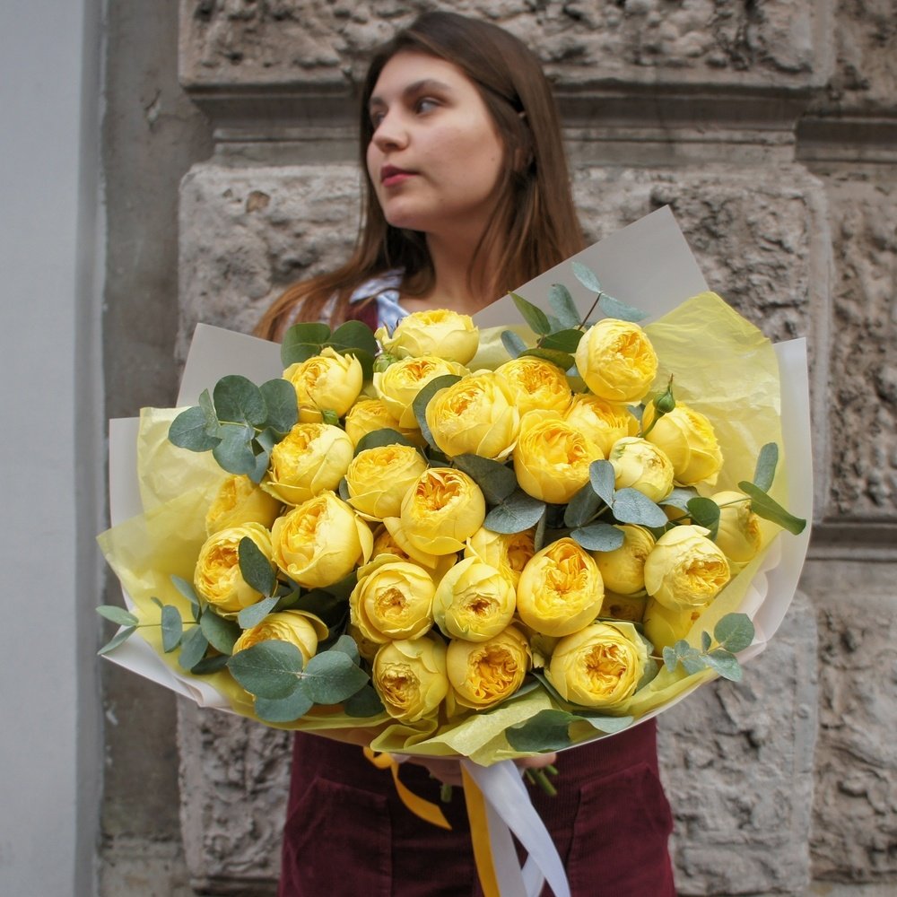 Оливия: кустовые пионовидные жёлтые розы с эвкалиптом по цене 7085 ₽ -  купить в RoseMarkt с доставкой по Санкт-Петербургу