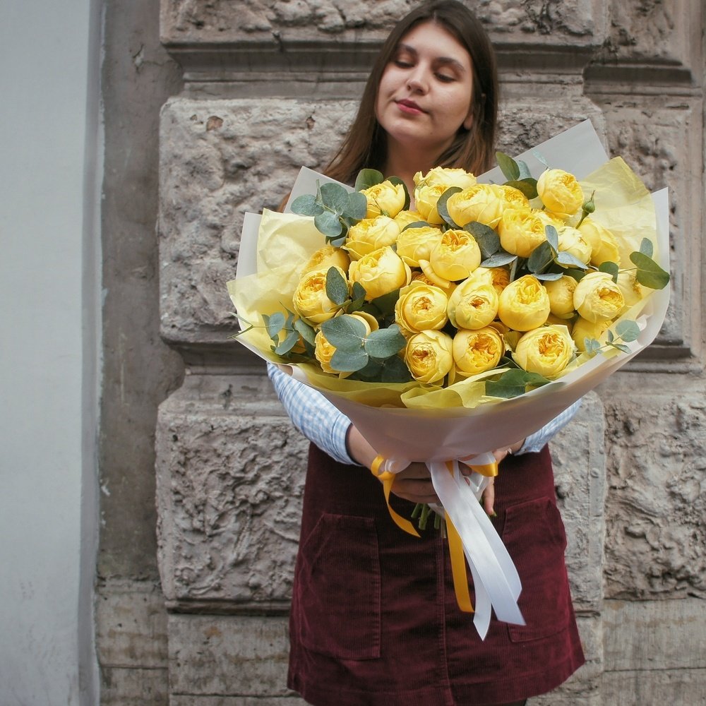 Оливия: кустовые пионовидные жёлтые розы с эвкалиптом