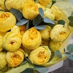 Оливия: кустовые пионовидные жёлтые розы с эвкалиптом в Санкт-Петербурге - Фотография 5