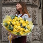 Оливия: кустовые пионовидные жёлтые розы с эвкалиптом в Санкт-Петербурге - Фотография 12