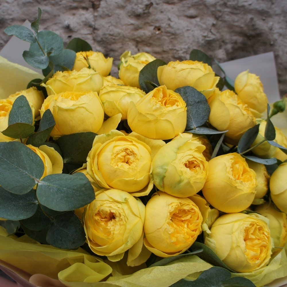 Оливия: кустовые пионовидные жёлтые розы с эвкалиптом по цене 7085 ₽ -  купить в RoseMarkt с доставкой по Санкт-Петербургу