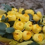 Оливия: кустовые пионовидные жёлтые розы с эвкалиптом в Санкт-Петербурге - Фотография 9