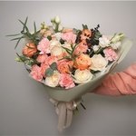 Букет цветов Эхо: пионовидные розы, лизиантус, маттиола, лагуструм, гвоздики в Санкт-Петербурге - Фотография 3