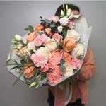 Букет цветов Эхо: пионовидные розы, лизиантус, маттиола, лагуструм, гвоздики в Санкт-Петербурге - Фотография 4