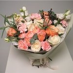 Букет цветов Эхо: пионовидные розы, лизиантус, маттиола, лагуструм, гвоздики в Санкт-Петербурге - Фотография 5