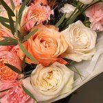 Букет цветов Эхо: пионовидные розы, лизиантус, маттиола, лагуструм, гвоздики в Санкт-Петербурге - Фотография 6