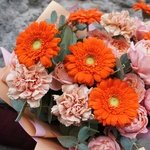 Букет Утомлённая солнцем: пионовидные розы, герберы, гвоздики, эвкалипт с доставкой в Санкт-Петербурге - Фотография 4