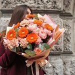 Букет Утомлённая солнцем: пионовидные розы, герберы, гвоздики, эвкалипт с доставкой в Санкт-Петербурге - Фотография 16