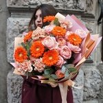 Букет Утомлённая солнцем: пионовидные розы, герберы, гвоздики, эвкалипт с доставкой в Санкт-Петербурге - Фотография 5