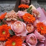 Букет Утомлённая солнцем: пионовидные розы, герберы, гвоздики, эвкалипт с доставкой в Санкт-Петербурге - Фотография 7