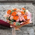 Букет Утомлённая солнцем: пионовидные розы, герберы, гвоздики, эвкалипт с доставкой в Санкт-Петербурге - Фотография 8