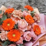 Букет Утомлённая солнцем: пионовидные розы, герберы, гвоздики, эвкалипт с доставкой в Санкт-Петербурге - Фотография 9