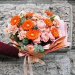 Букет Утомлённая солнцем: пионовидные розы, герберы, гвоздики, эвкалипт с доставкой в Санкт-Петербурге - Фотография 11