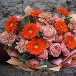 Букет Утомлённая солнцем: пионовидные розы, герберы, гвоздики, эвкалипт с доставкой в Санкт-Петербурге - Фотография 10