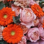 Букет Утомлённая солнцем: пионовидные розы, герберы, гвоздики, эвкалипт с доставкой в Санкт-Петербурге - Фотография 12