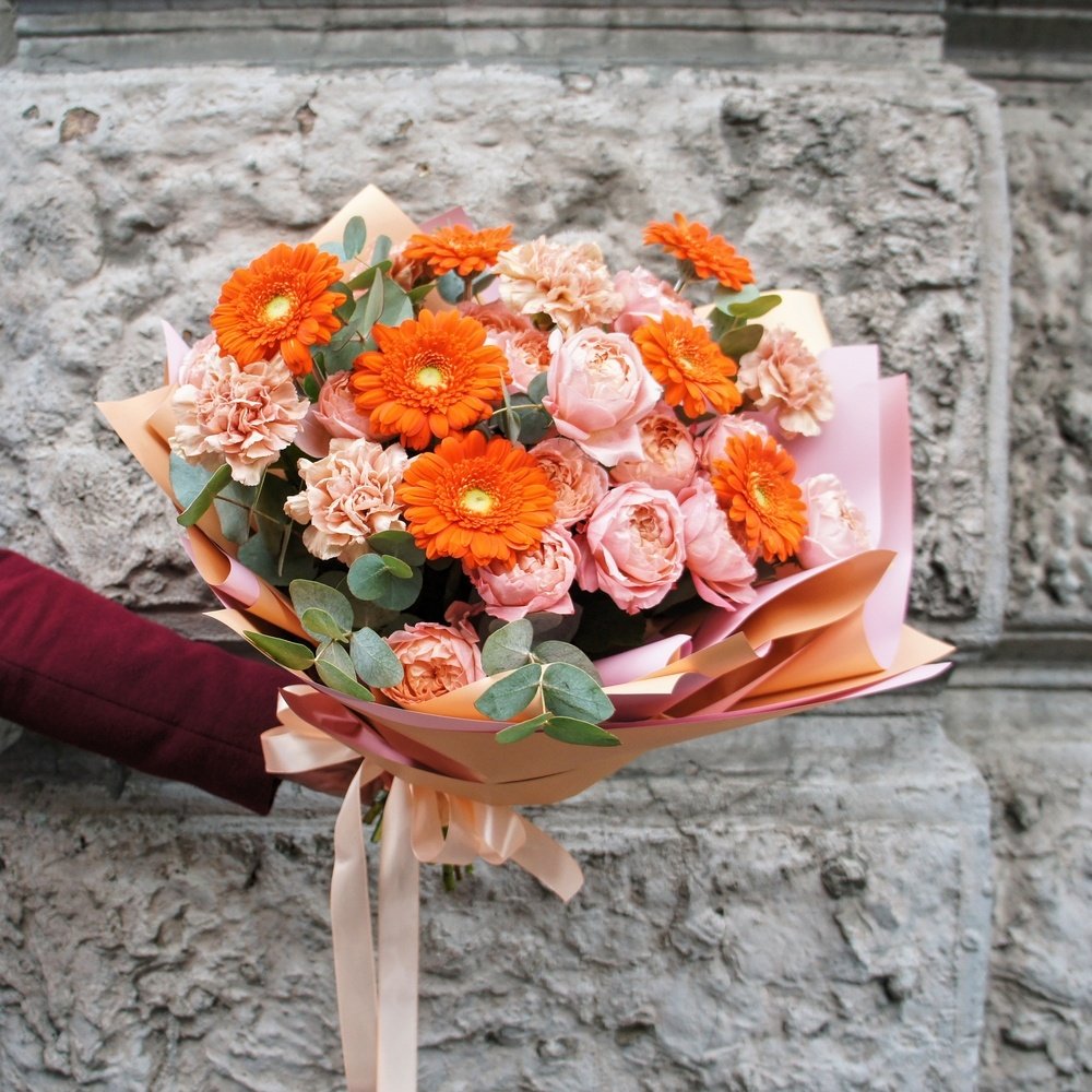 Утомлённая солнцем: пионовидные розы, герберы, гвоздики, эвкалипт