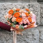 Букет Утомлённая солнцем: пионовидные розы, герберы, гвоздики, эвкалипт с доставкой в Санкт-Петербурге - Фотография 13