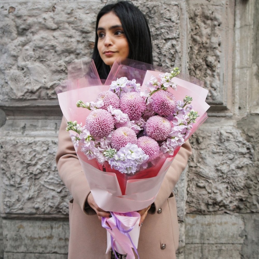 Тайное свидание: хризантемы Момоко и лиловая маттиола + аквабокс и коробка-переноска