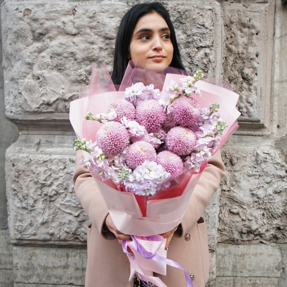 Тайное свидание: хризантемы Момоко и лиловая маттиола + аквабокс и коробка-переноска