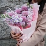 Тайное свидание: хризантемы Момоко и лиловая маттиола - Фотография 15