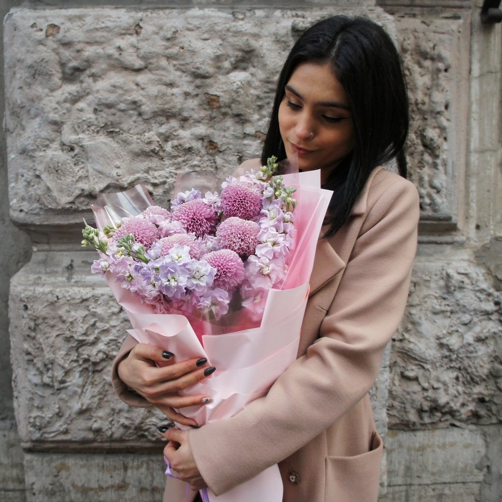 Тайное свидание: хризантемы Момоко и лиловая маттиола + аквабокс и коробка-переноска