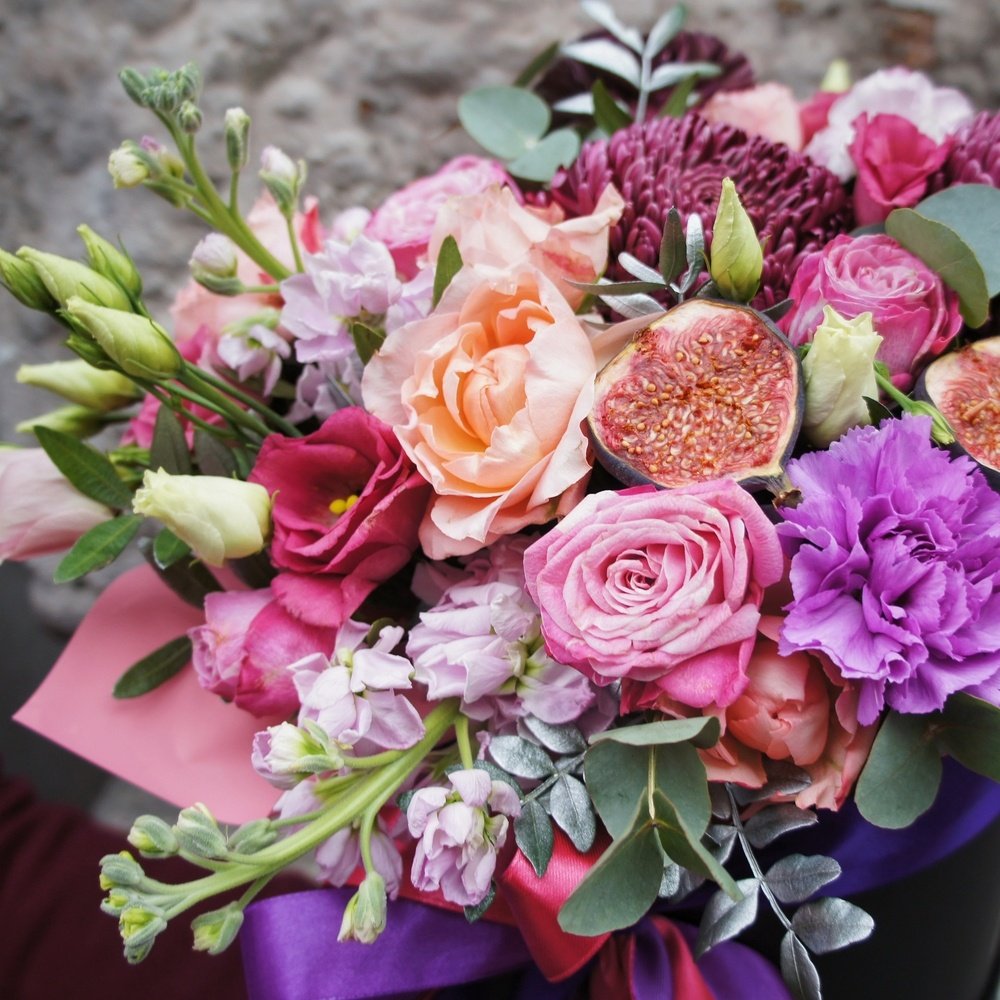 Театр теней: инжир, диантусы, пионовидные розы и другие цветы