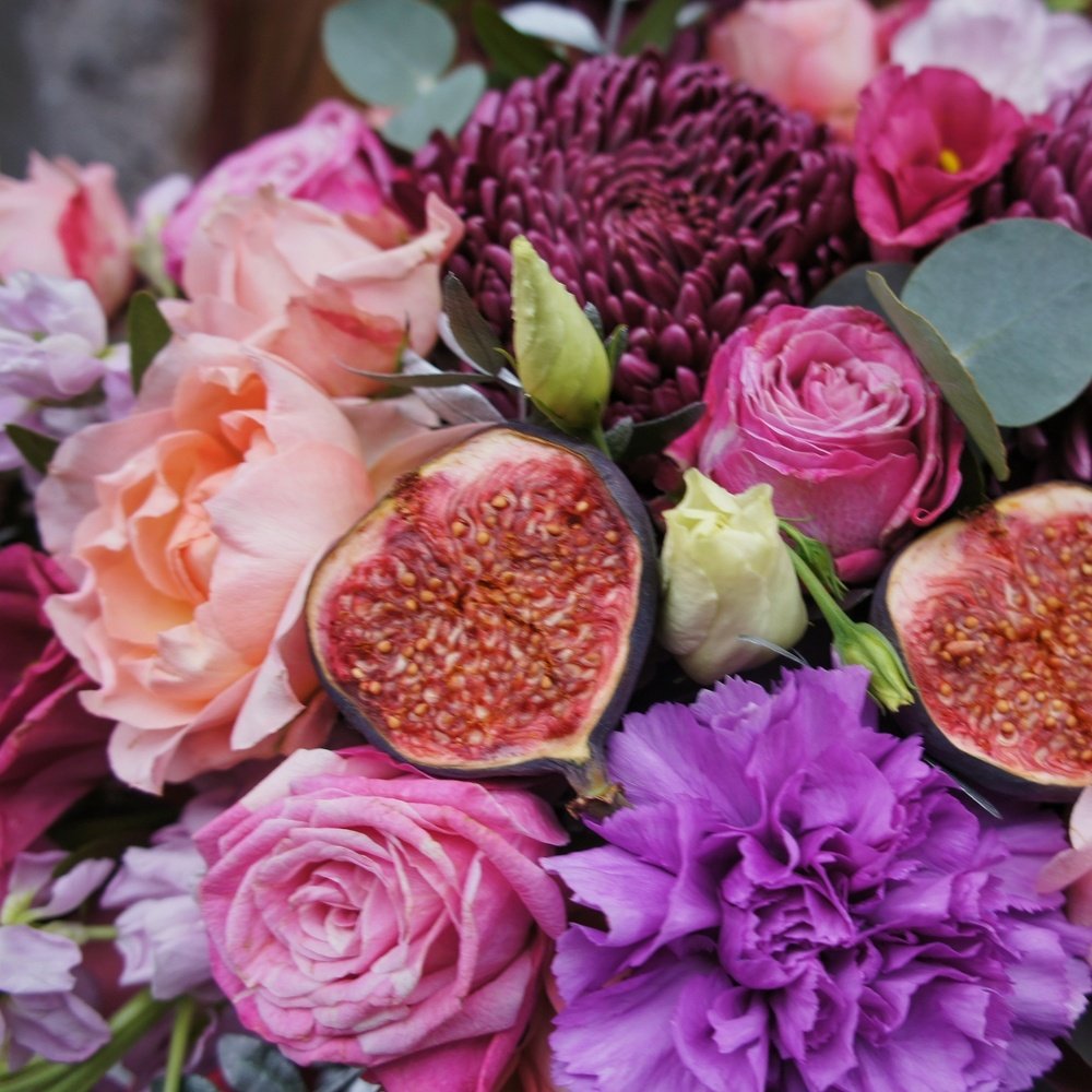 Театр теней: инжир, диантусы, пионовидные розы и другие цветы