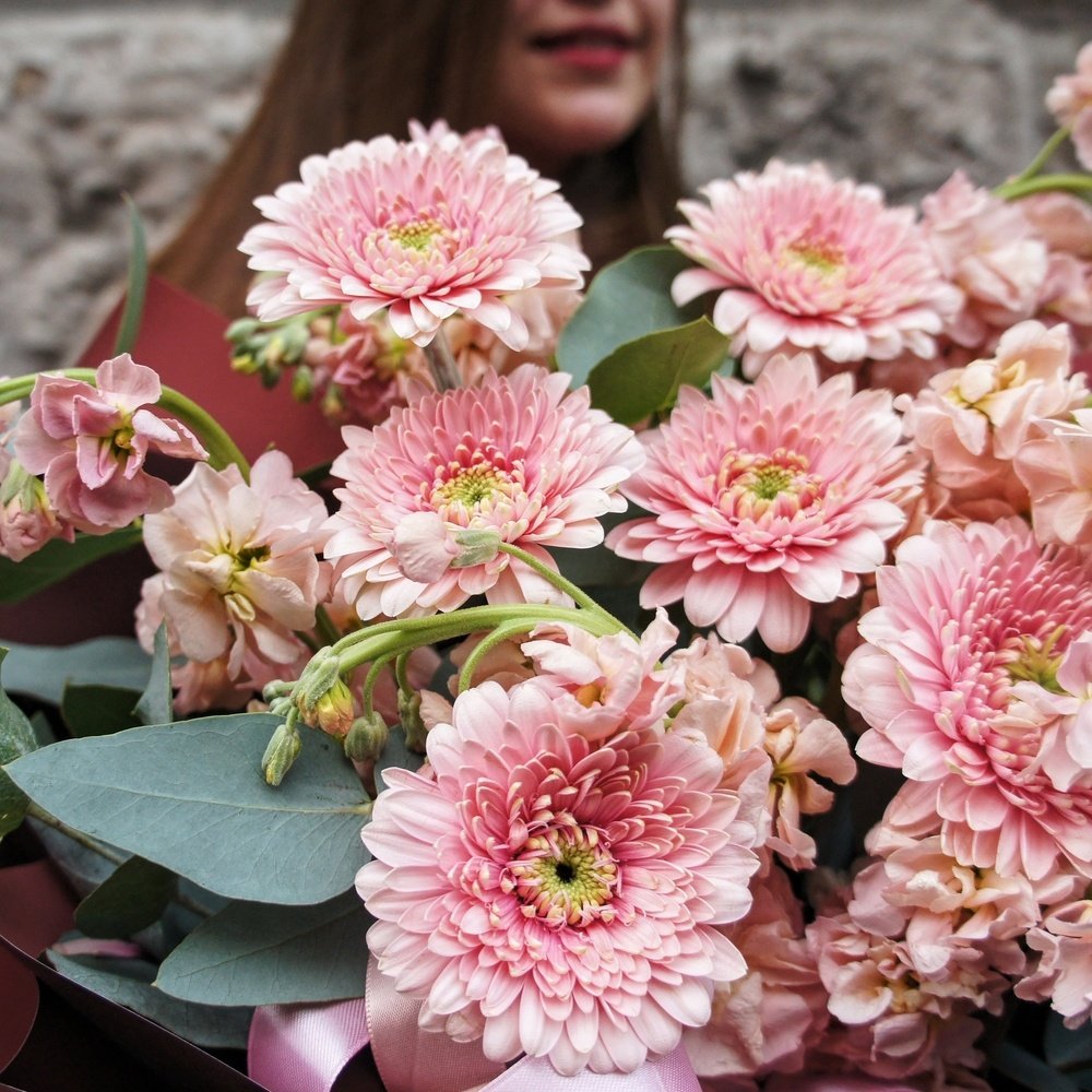 Флирт: герберы помпони, маттиола и эвкалипт