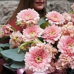 Букет цветов Флирт: герберы помпони, маттиола и эвкалипт с доставкой в Санкт-Петербурге - Фотография 4