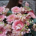 Букет цветов Флирт: герберы помпони, маттиола и эвкалипт с доставкой в Санкт-Петербурге - Фотография 5