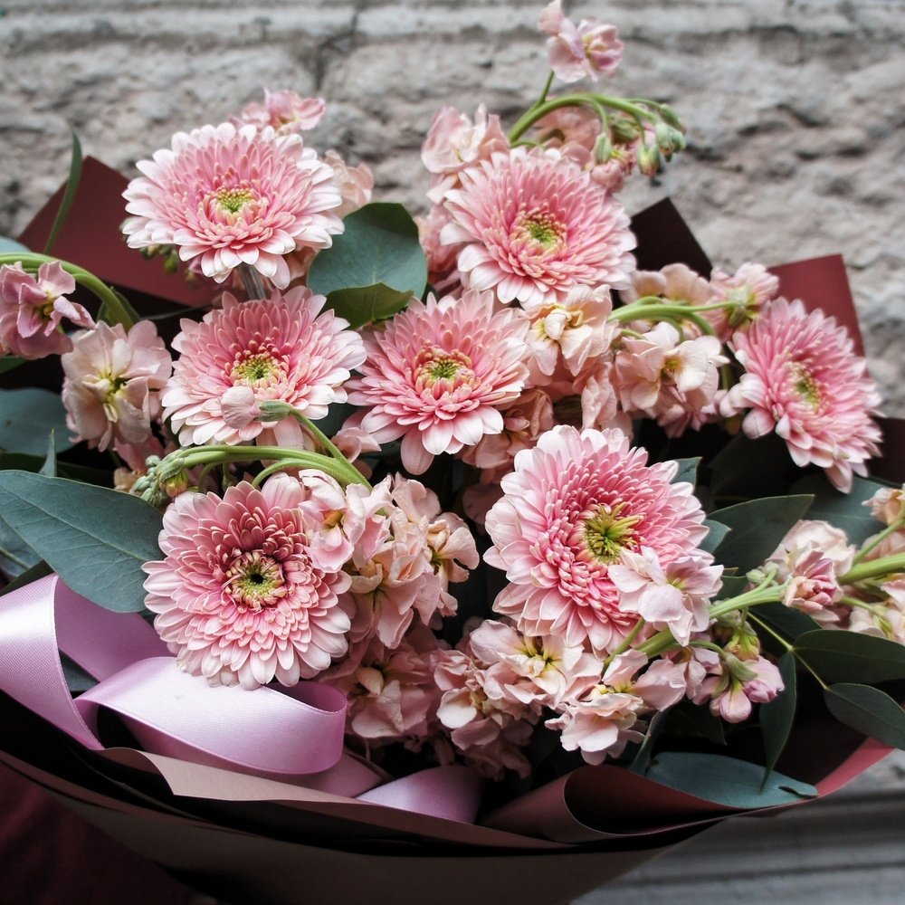 Флирт: герберы помпони, маттиола и эвкалипт