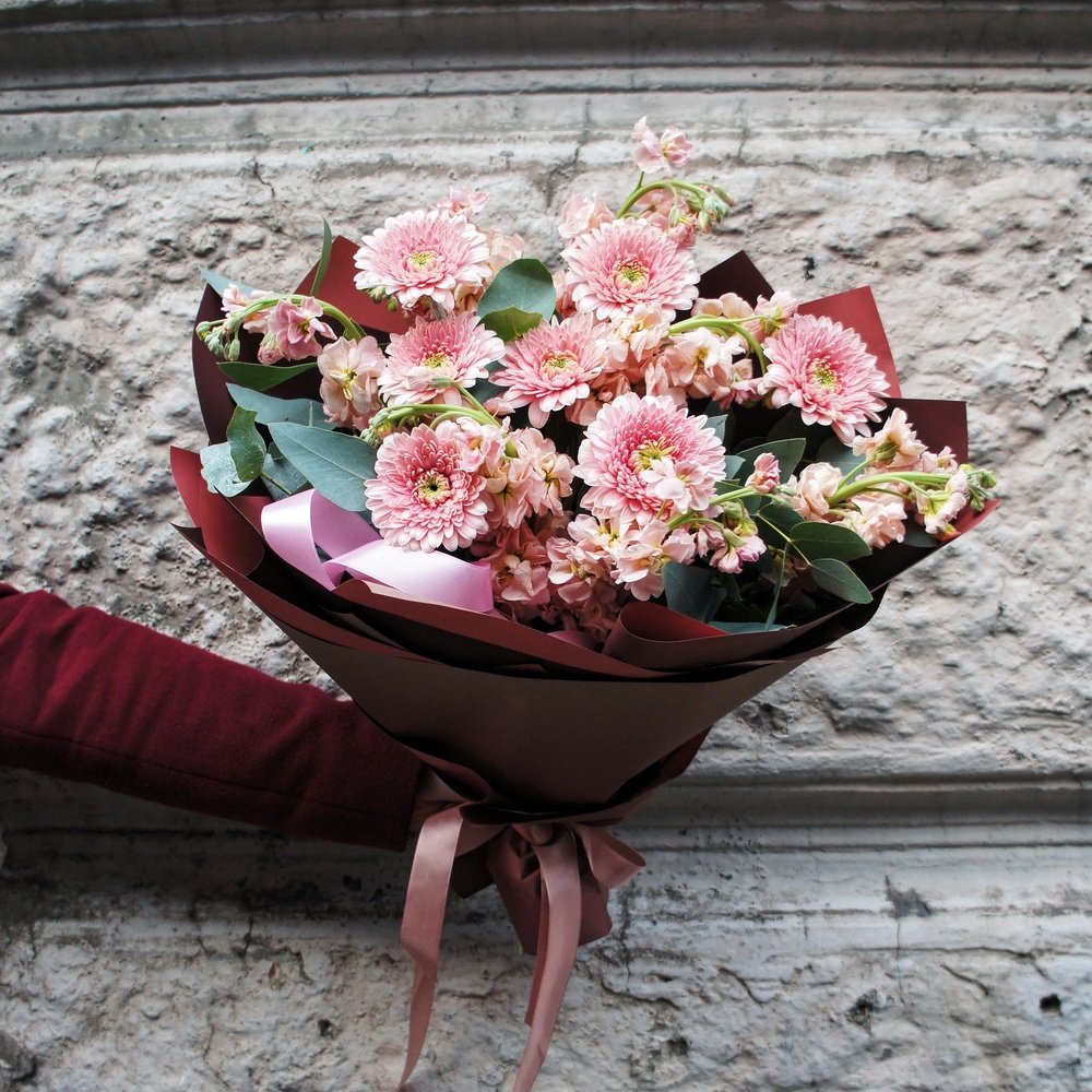 Флирт: герберы помпони, маттиола и эвкалипт