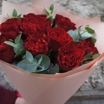 Ближе к тебе: 9 красных роз Хартс с эвкалиптом в Санкт-Петербурге - Фотография 5