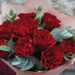 Ближе к тебе: 9 красных роз Хартс с эвкалиптом в Санкт-Петербурге - Фотография 4