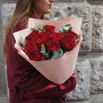 Ближе к тебе: 9 красных роз Хартс с эвкалиптом в Санкт-Петербурге - Фотография 1