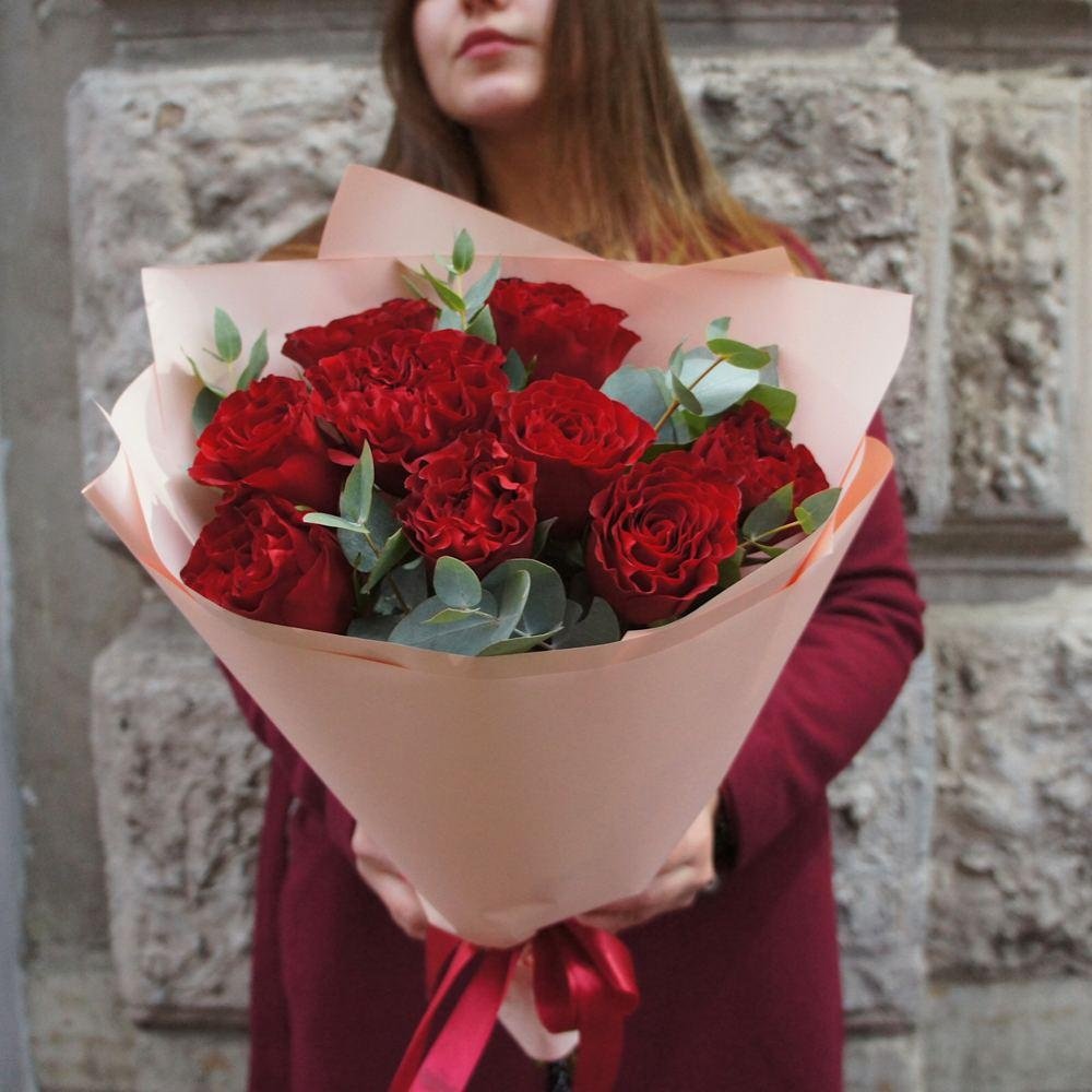 Ближе к тебе: 9 красных роз Хартс с эвкалиптом