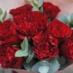 Ближе к тебе: 9 красных роз Хартс с эвкалиптом в Санкт-Петербурге - Фотография 3